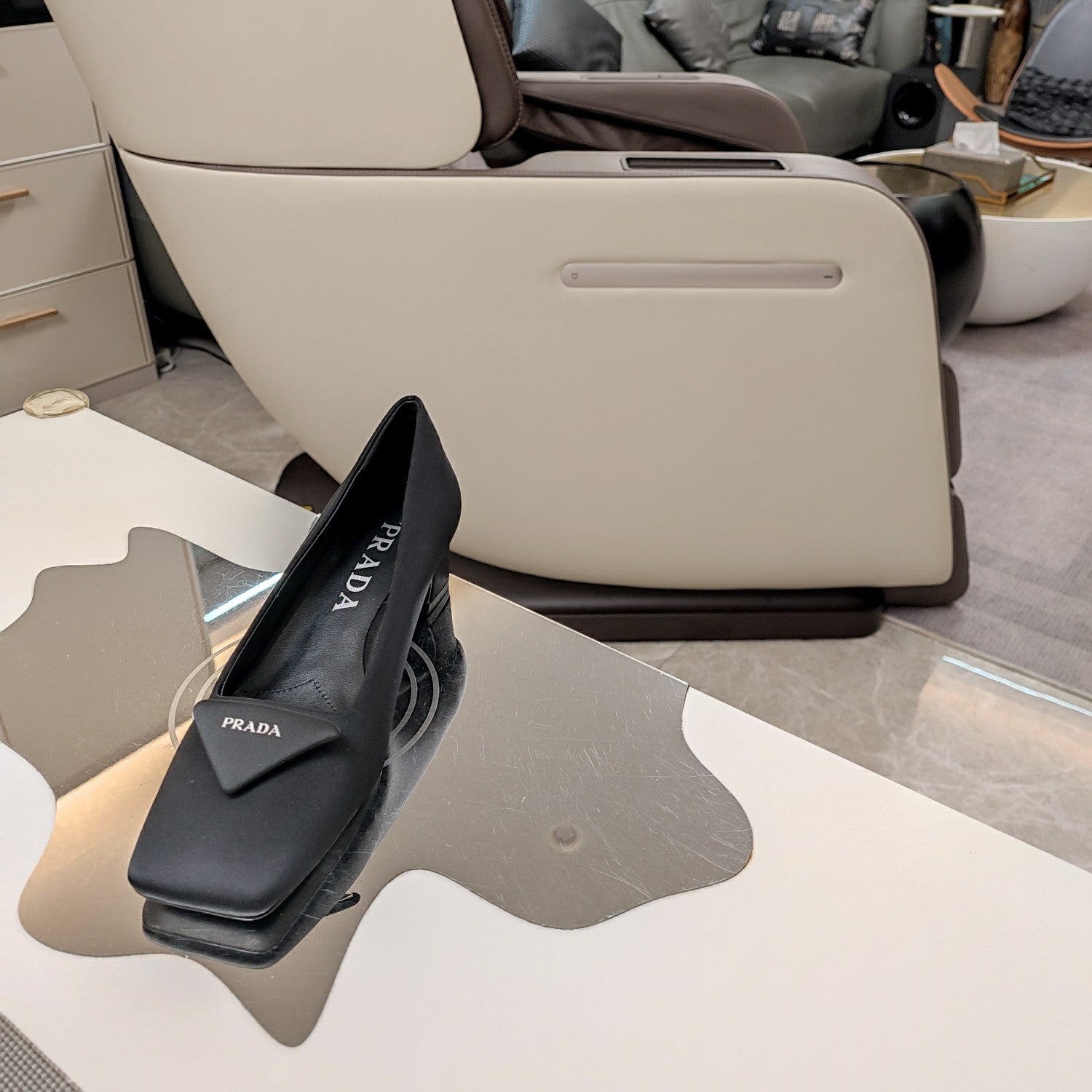 TRIANGLE LOGO PUMPS IN BLACK SATIN