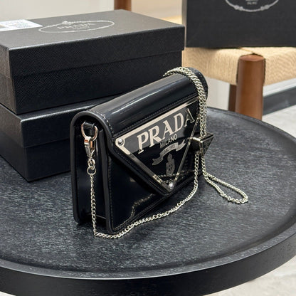 TRIANGLE LOGO WALLET ON CHAIN 19 IN BLACK SAFFIANO LEATHER