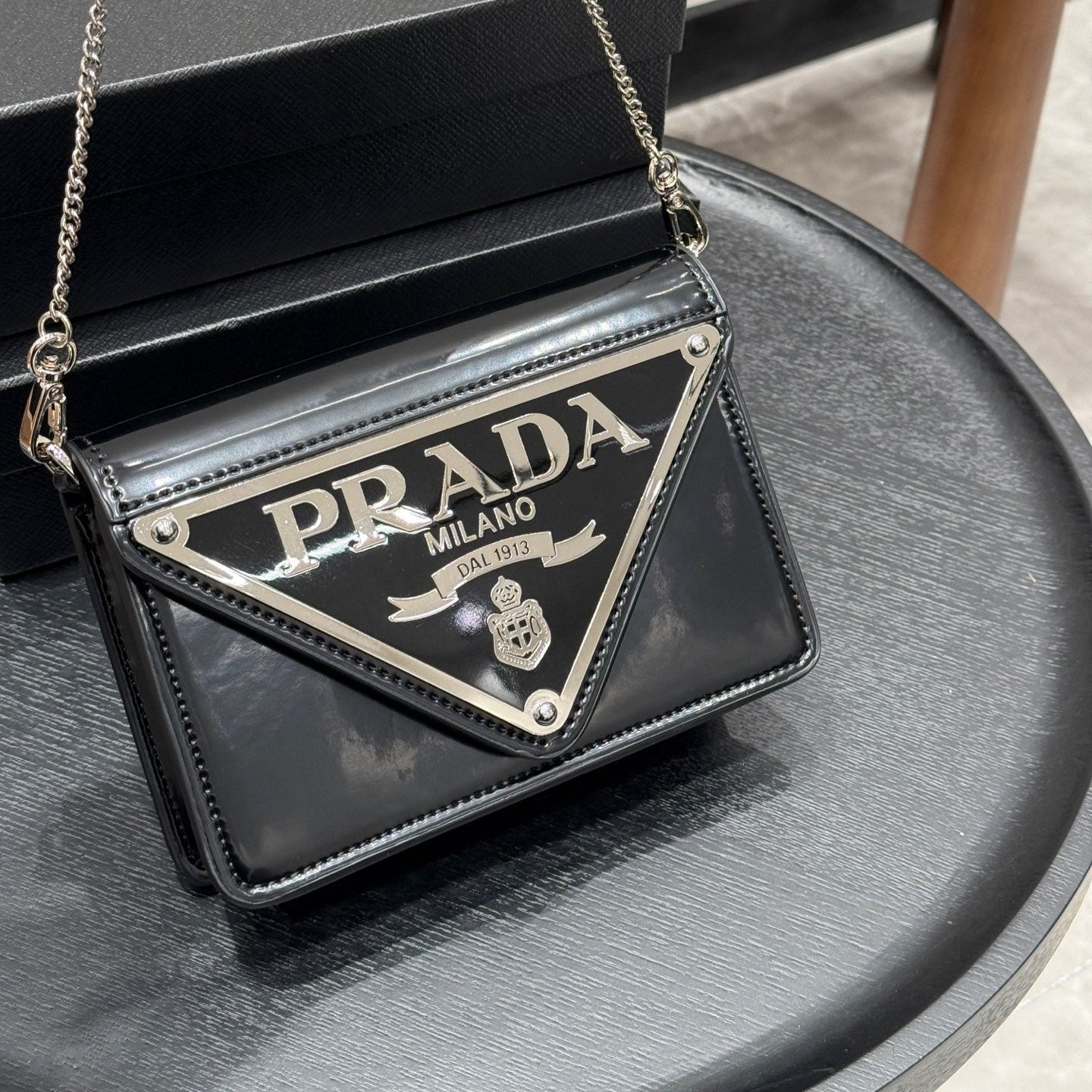 TRIANGLE LOGO WALLET ON CHAIN 19 IN BLACK SAFFIANO LEATHER