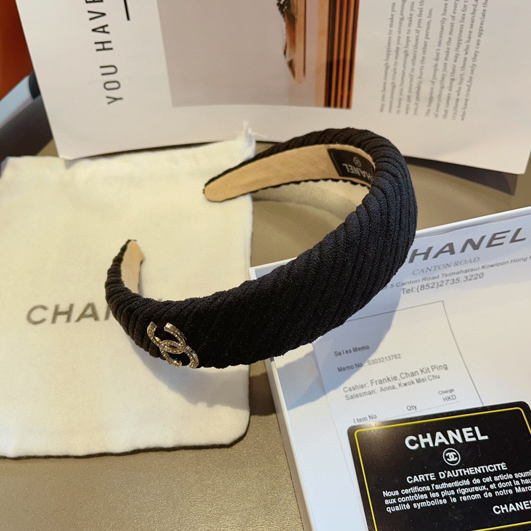 BLACK FABRIC HAIRBAND WITH GOLD LOGO 414437
