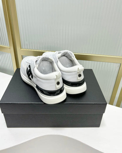 SNEAKER IN WHITE SUEDE AND BREATHABLE MESH