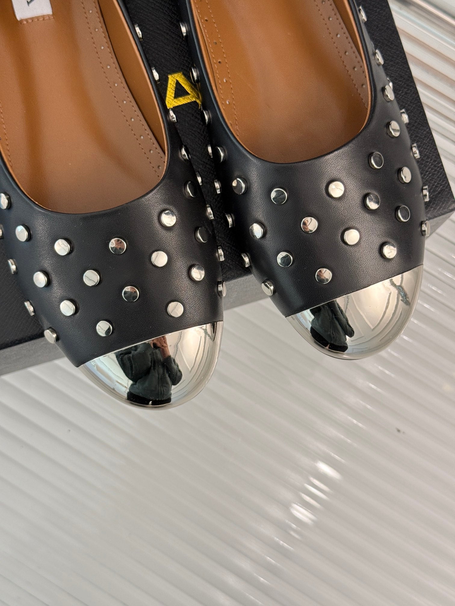STUD-EMBELLISHED BALLET FLATS IN BLACK CALFSKIN