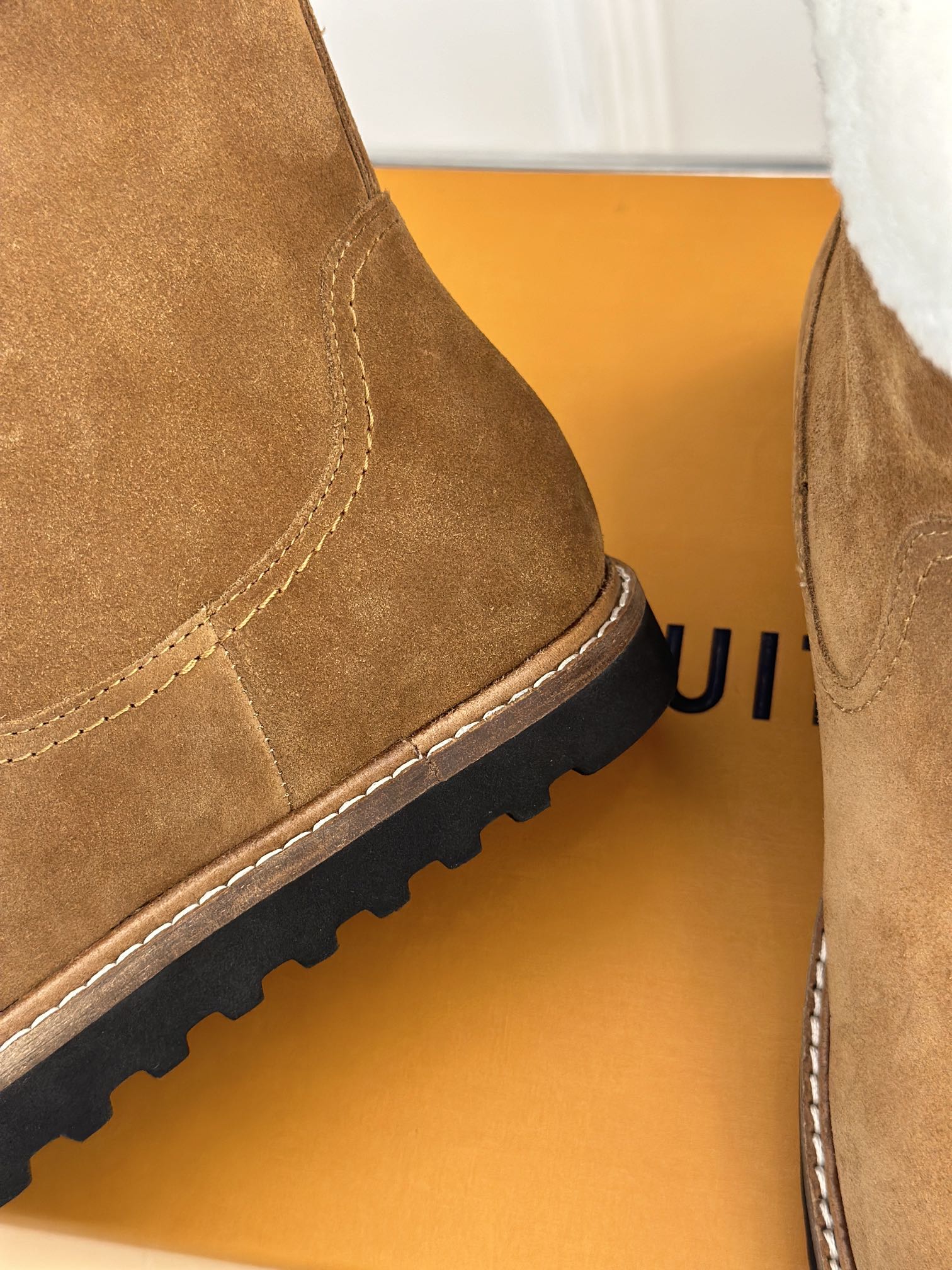CHUNKY SOLE SNOW BOOTS IN PEANUT BROWN SUEDE AND WHITE WOOL