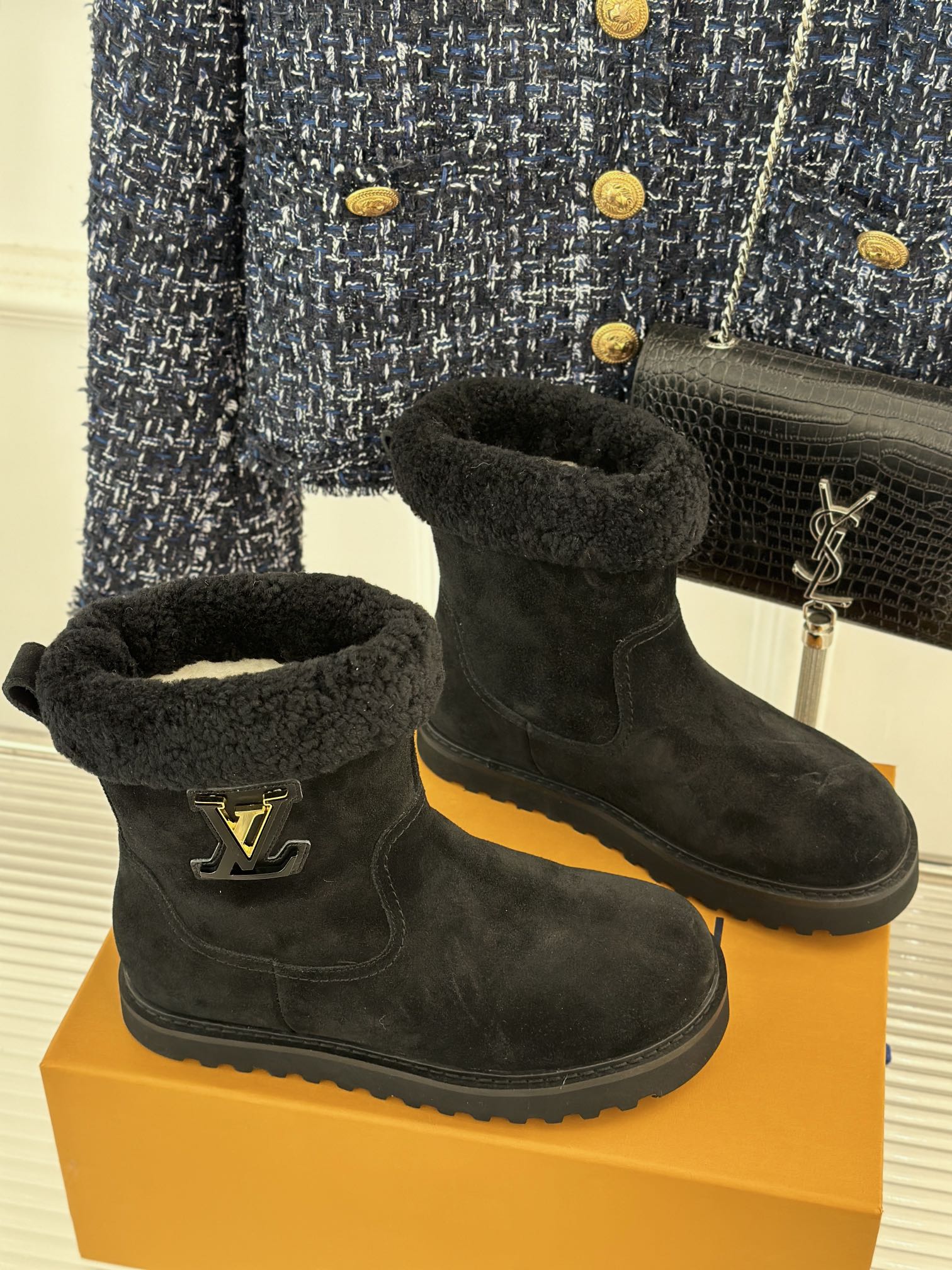 CHUNKY SOLE SNOW BOOTS IN BLACK SUEDE AND WOOL