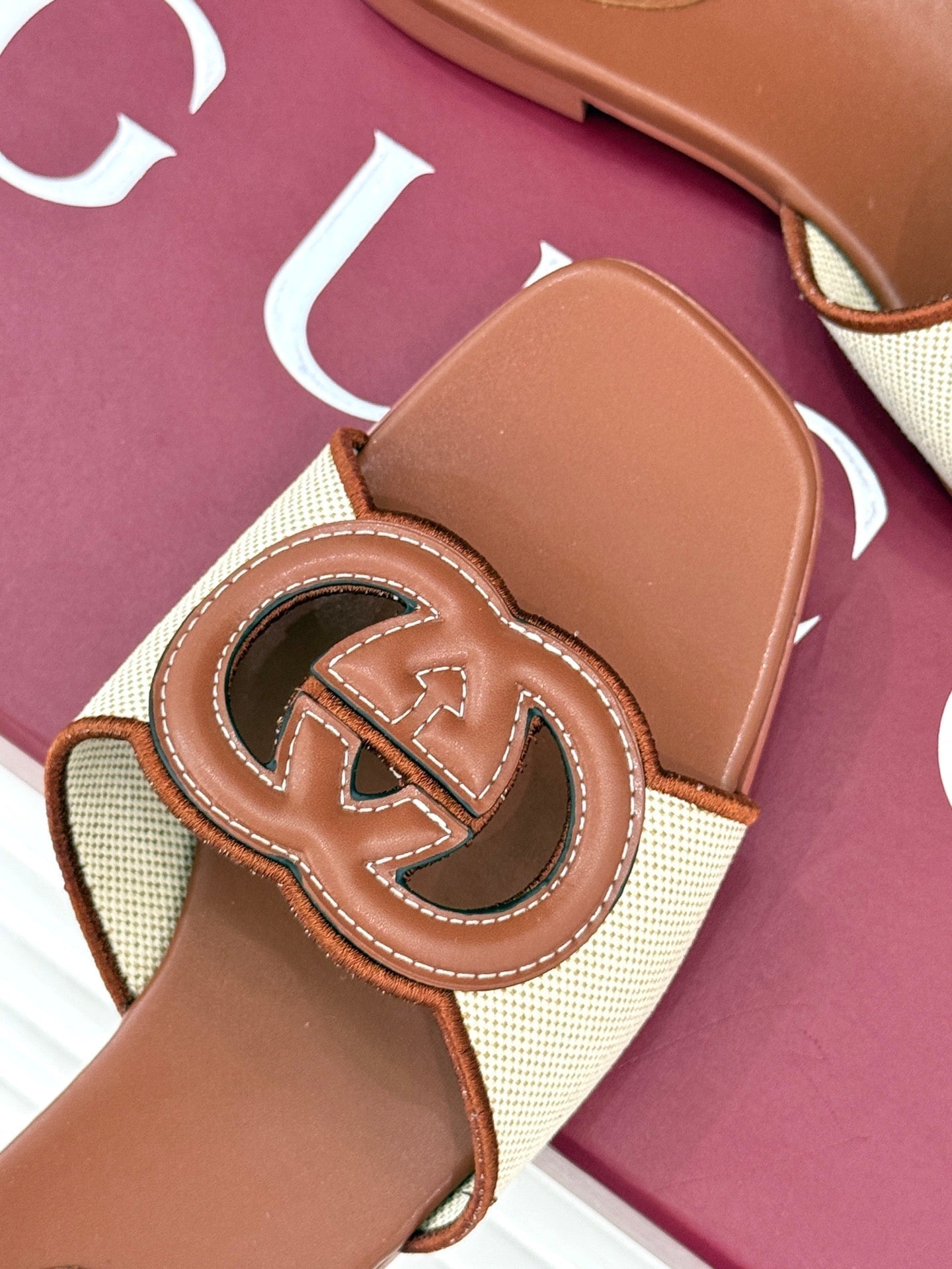 SLIDE SANDALS IN BROWN AND CREAM WHITE CALFSKIN