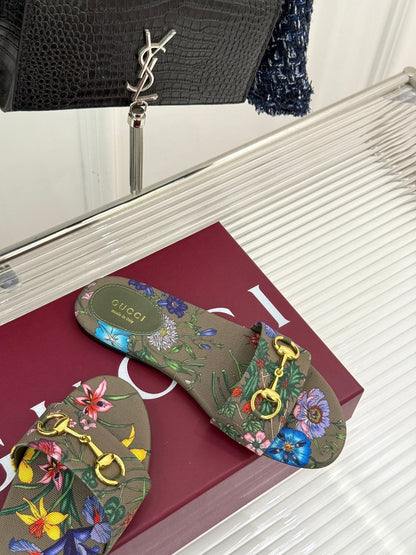 SLIDE SANDALS IN WARM BEIGE FABRIC FLORAL AND LEAF PRINT