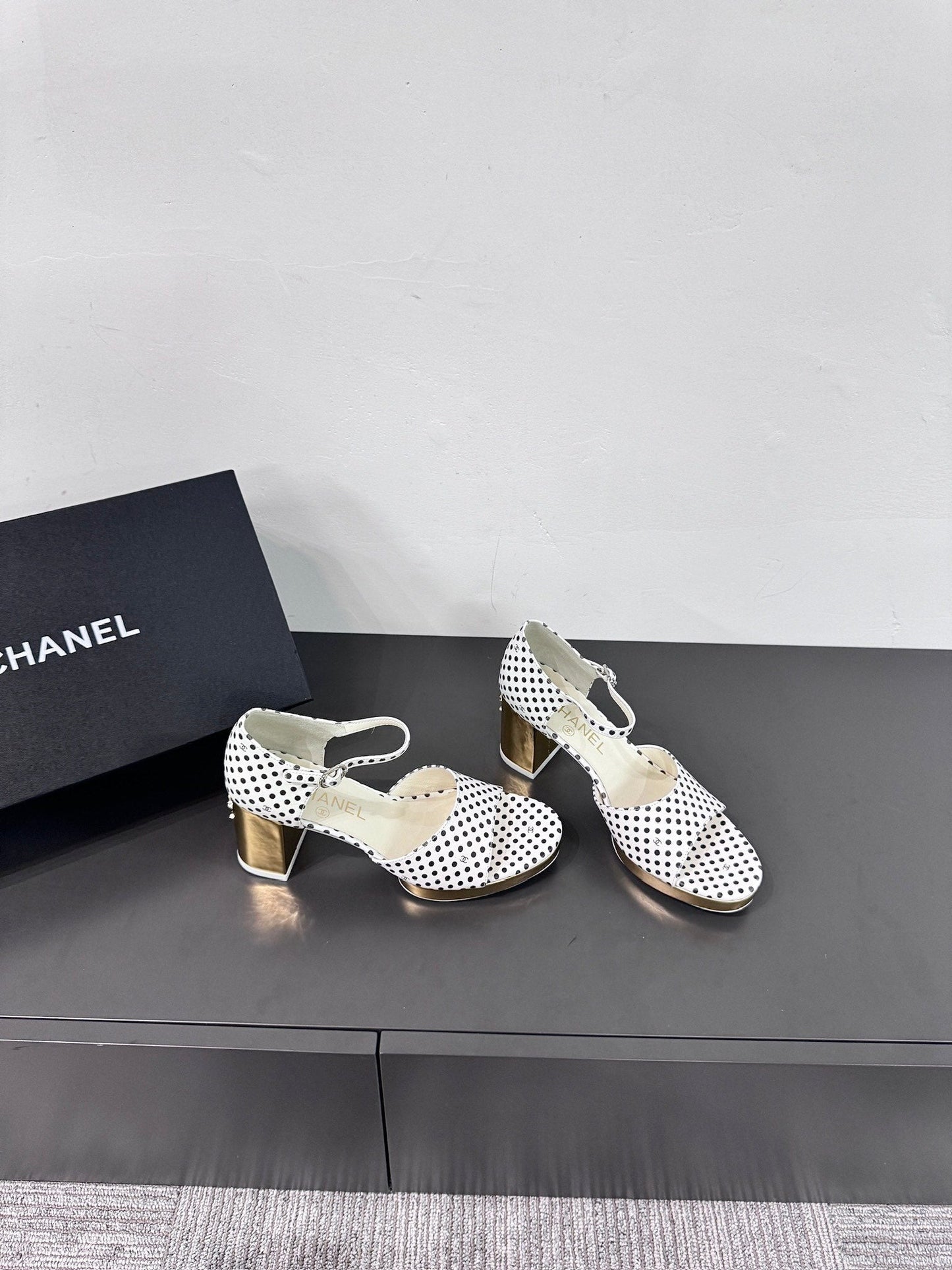 BLOCK HEEL SANDALS WHITE POLKA DOT SHEEPSKIN