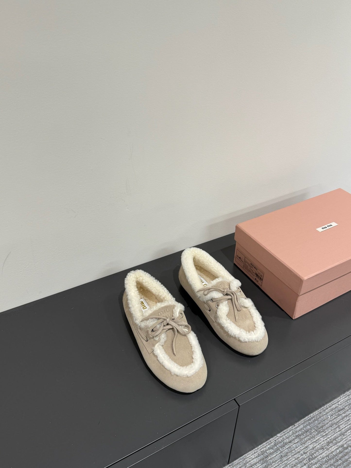 LACE-UP LOAFERS IN BEIGE SUEDE AND WHITE FLEECE LINING
