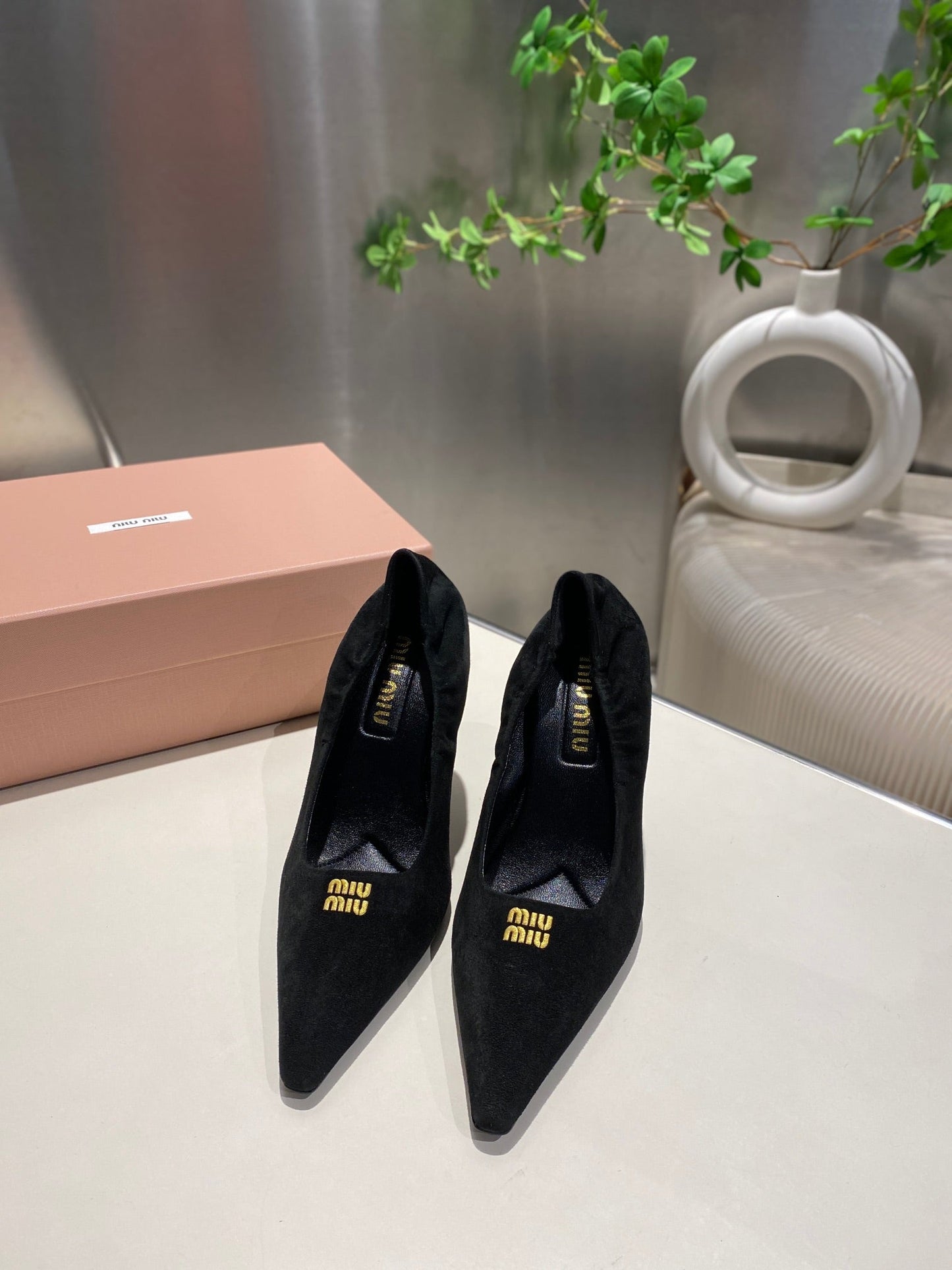 POINTED-TOE HIGH HEEL PUMPS IN BLACK SUEDE