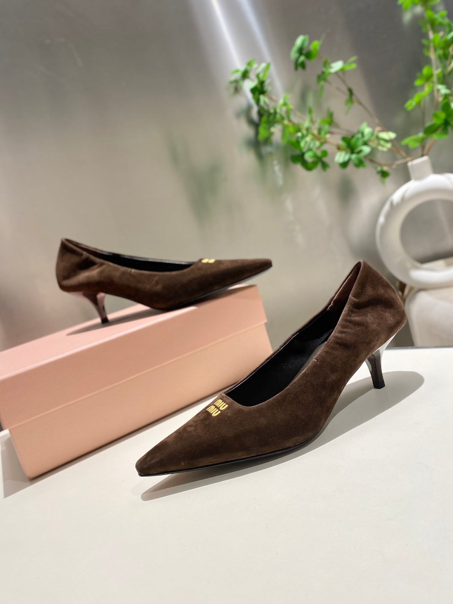 POINTED-TOE MID HEEL PUMPS IN CHOCOLATE SUEDE