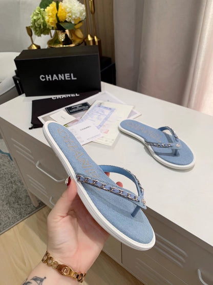 THONG SLIPPERS IN LIGHT BLUE DENIM