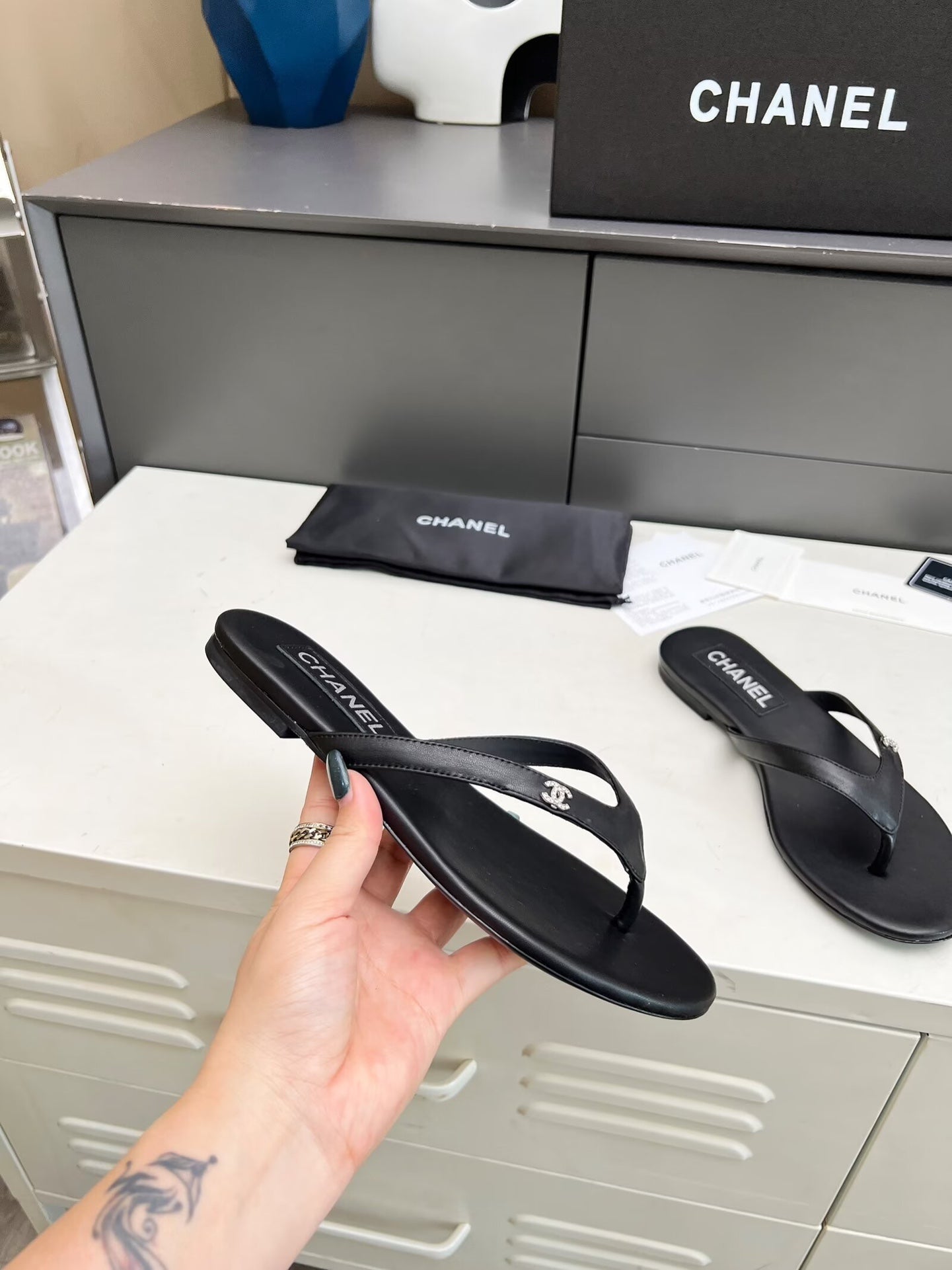 THONG SLIPPERS IN BLACK COWHIDE