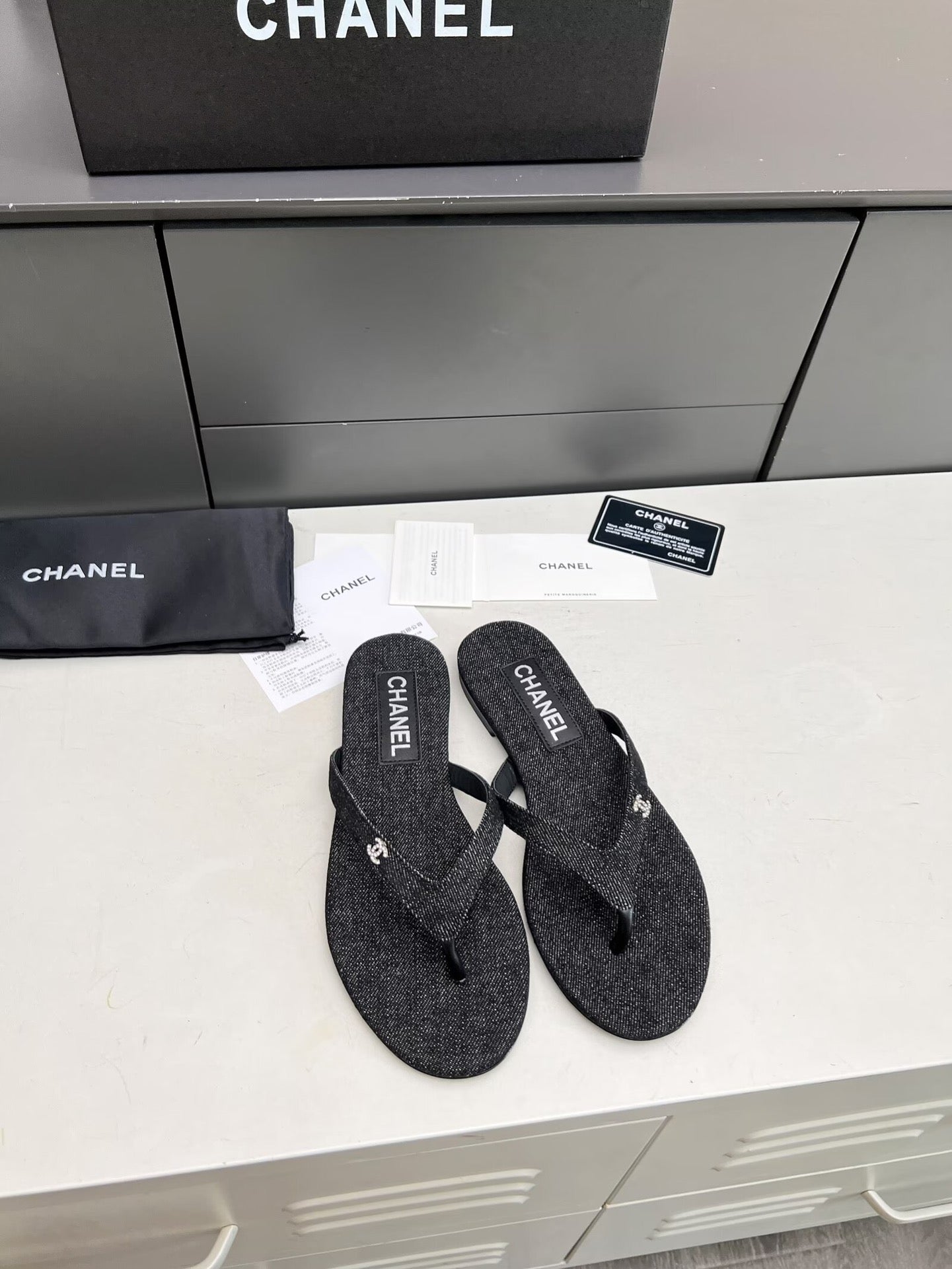 THONG SLIPPERS IN BLACK DENIM