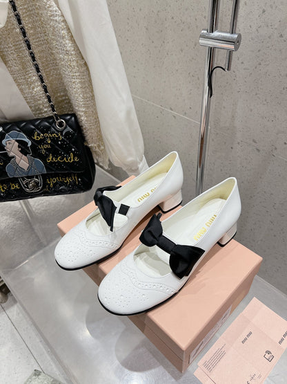 MARY JANE MID HEEL PUMPS IN WHITE PATENT LAMBSKIN WITH BOW
