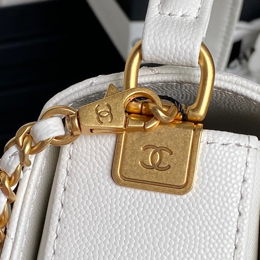 RETRO STYLE FLAP BAG 22 IN WHITE GRAINED CALFSKIN GOLD HARDWARE