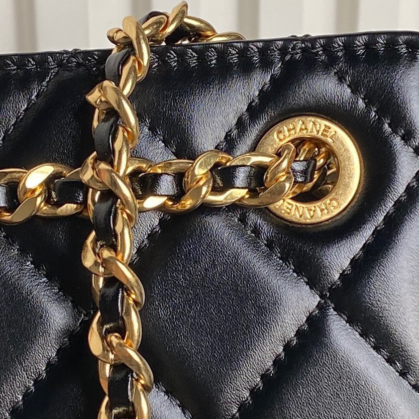 QUILTED HANDBAG 21 IN BLACK DIAMOND PATTERN LAMBSKIN GOLD HARDWARE