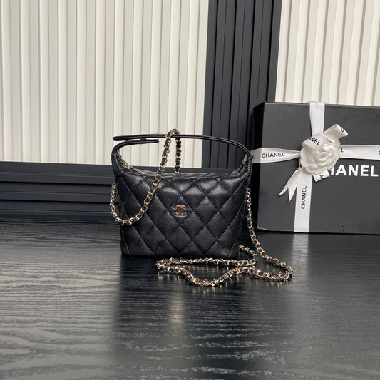 HOBO BAG 21 IN BLACK GRAINED CALFSKIN GOLD HARDWARE