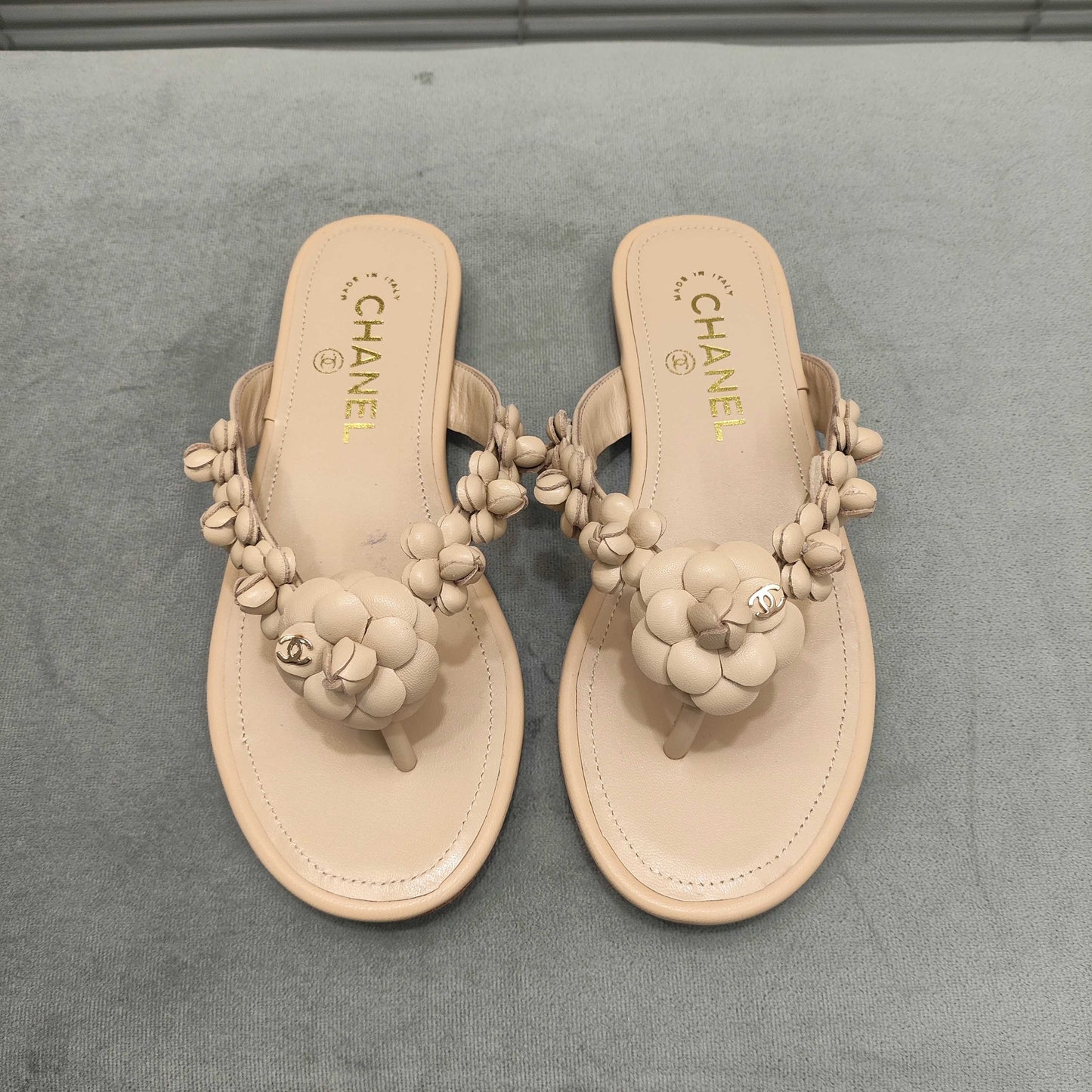 THONG SLIPPERS CAMELLIA IN BEIGE CALFSKIN