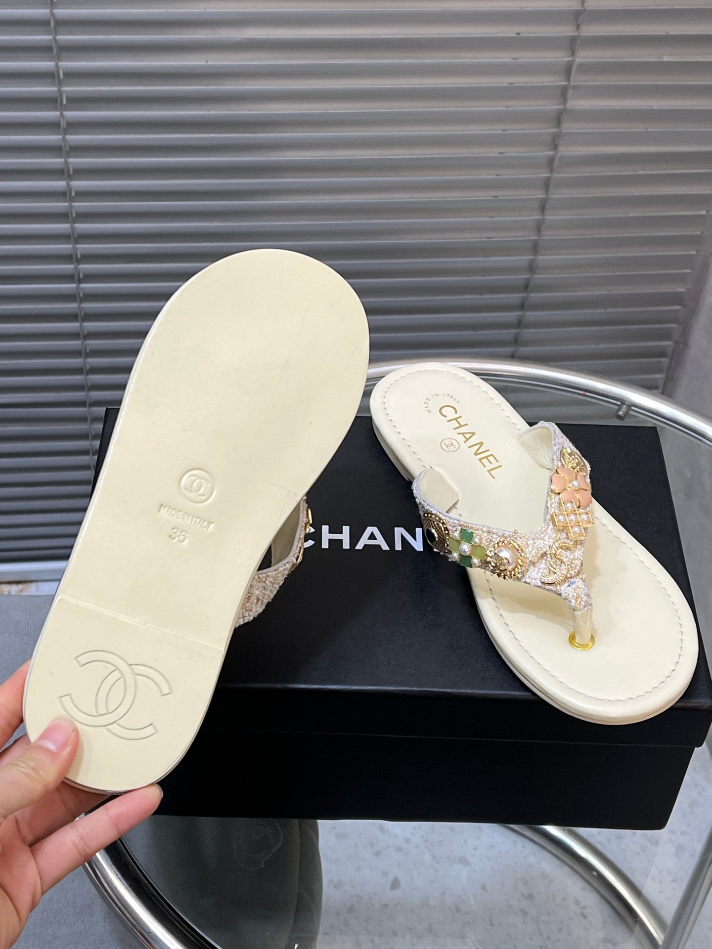 THONG SLIPPERS IN CREAM WHITE SOFT LEATHER WITH LOGO STICKER DETAIL