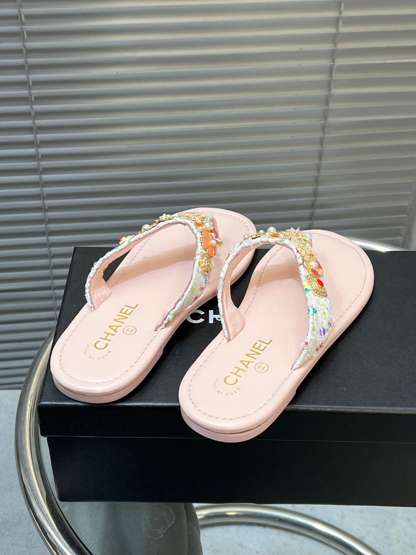 THONG SLIPPERS IN LIGHT PINK SOFT LEATHER WITH LOGO STICKER DETAIL