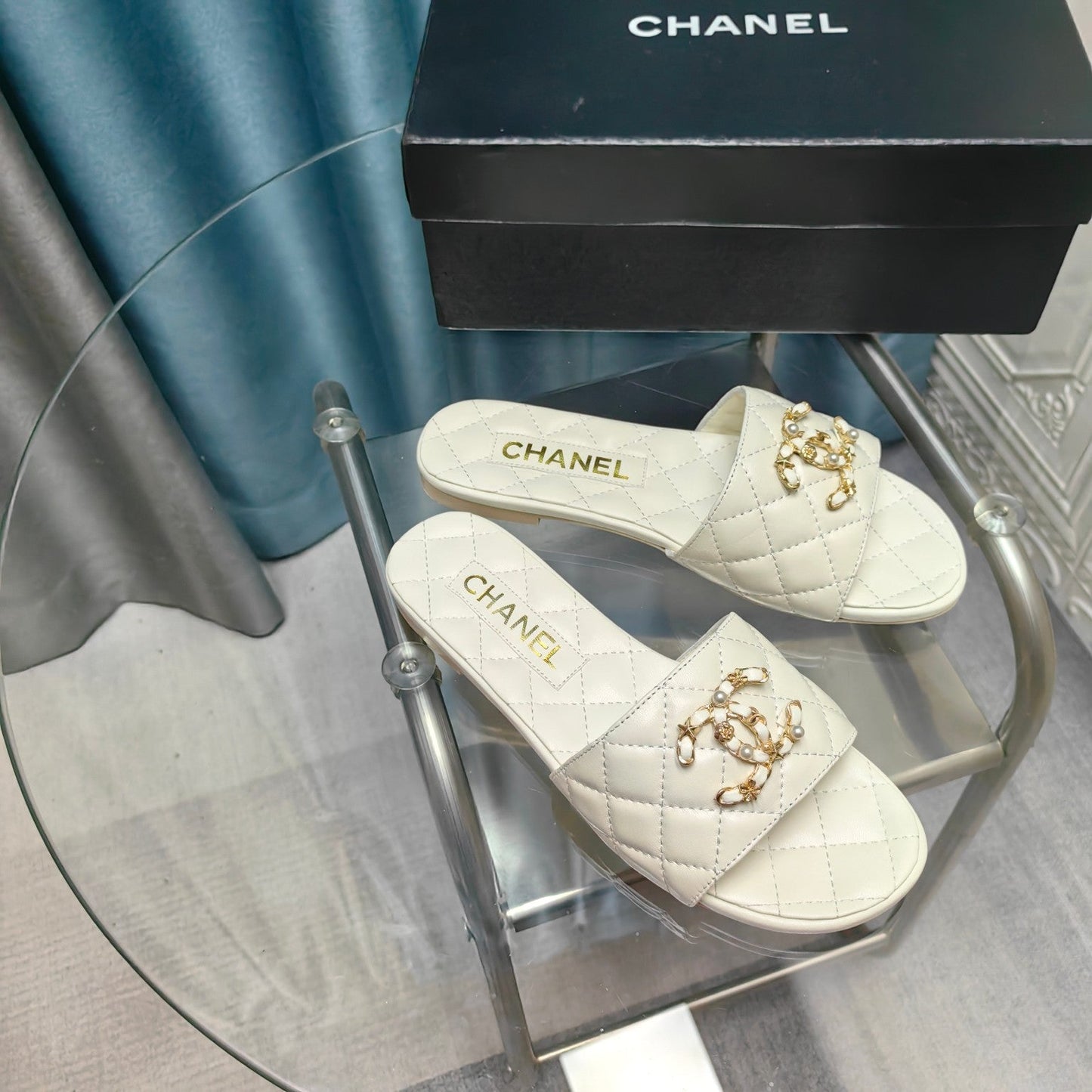QUILTED SLIPPERS WHITE SHEEPSKIN