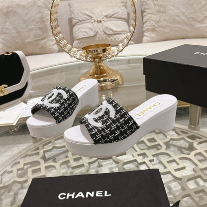WEDGE PLATFORM IN BLACK FABRIC WITH WHITE LOGO