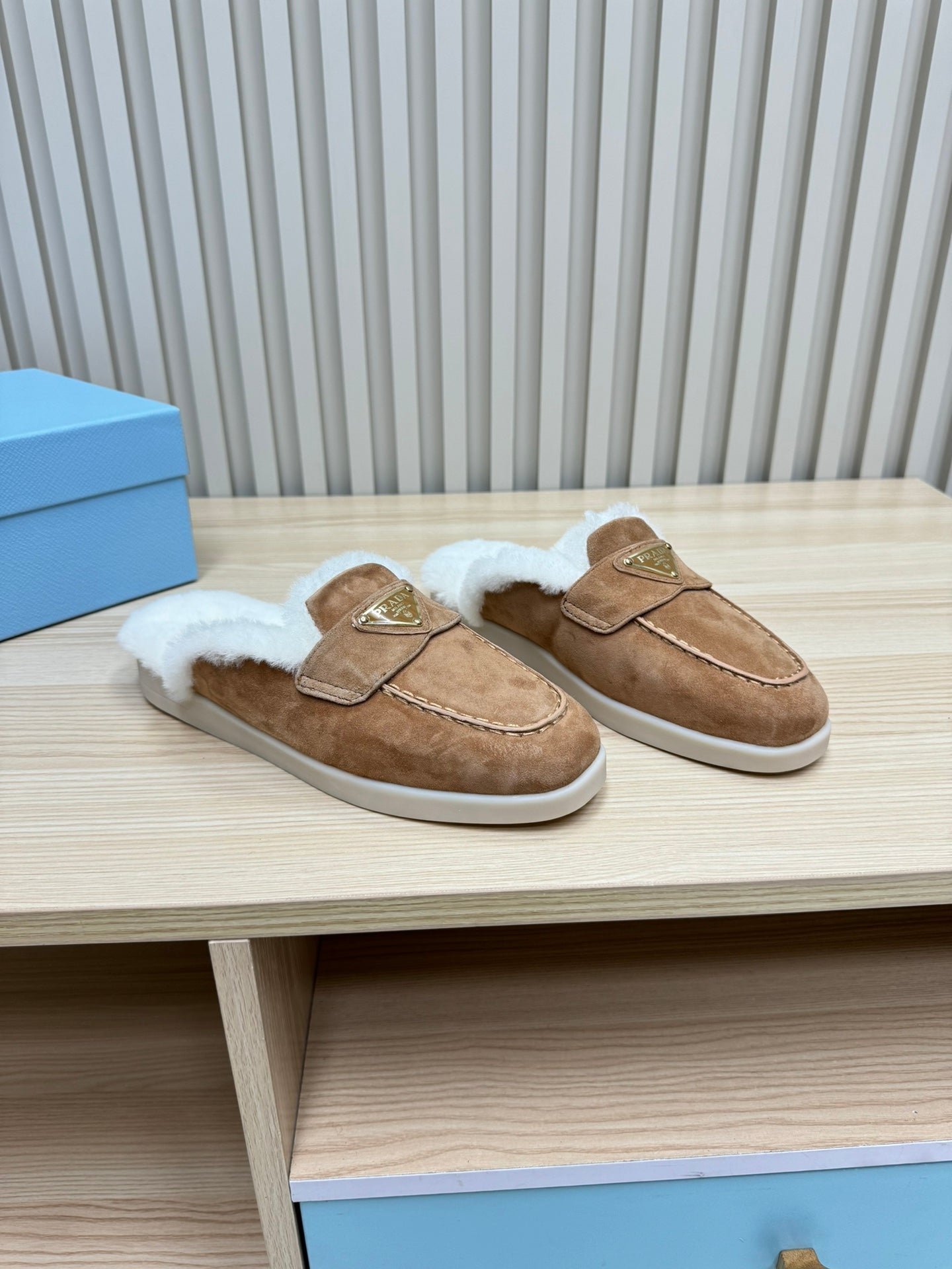 TRIANGLE LOGO FLATS IN CAMEL SUEDE AND FUR LINING
