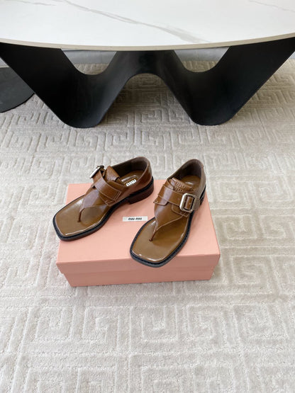 THONG SANDALS IN RUSSET BROWN SHINY LAMBSKIN WITH SILVER BUCKLE