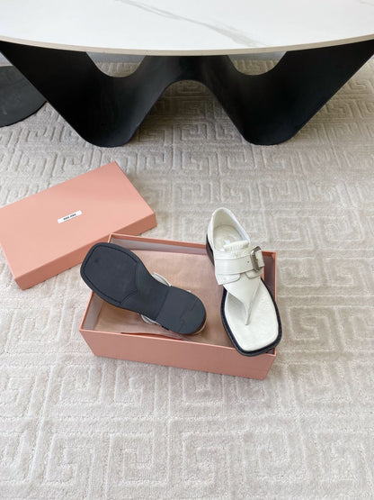 THONG SANDALS IN WHITE LAMBSKIN WITH SILVER BUCKLE