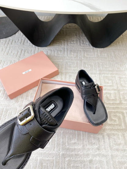 THONG SANDALS IN BLACK LAMBSKIN WITH SILVER BUCKLE
