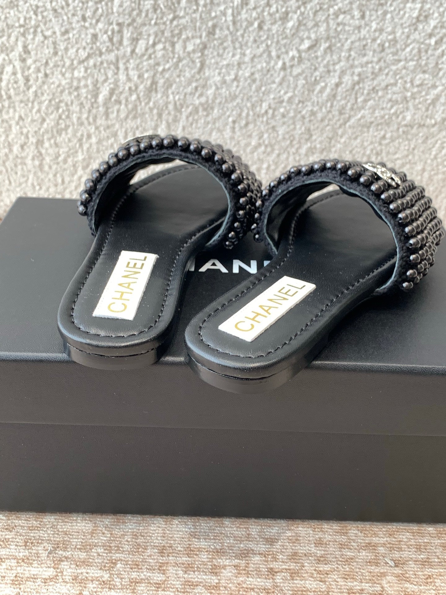FLAT SLIDE IN BLACK LAMBSKIN WITH PEARLS