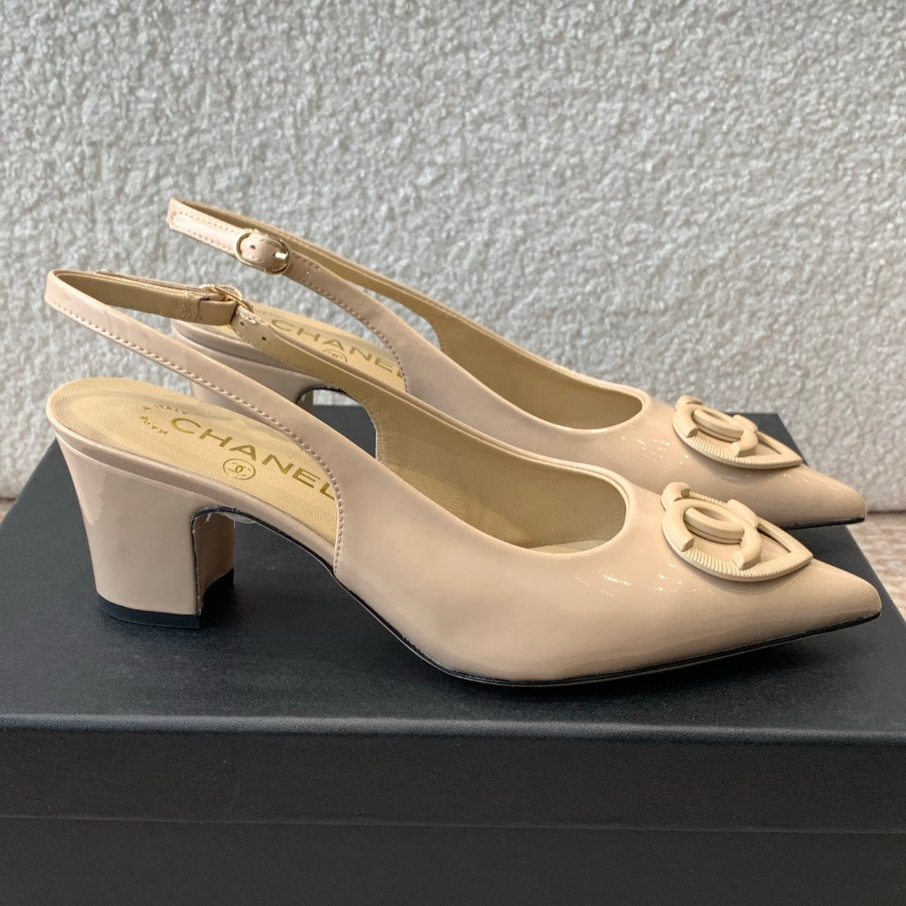 MID-HEEL SLINGBACKS IN BISQUE BEIGE PATENT CALFSKIN