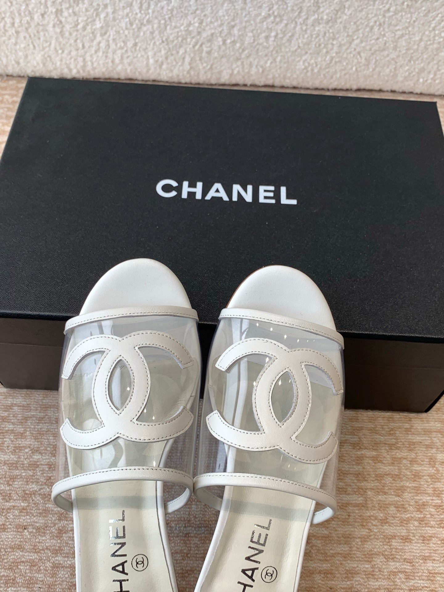 SLIDE SANDALS IN WHITE LAMBSKIN WITH TRANSPARENT PVC