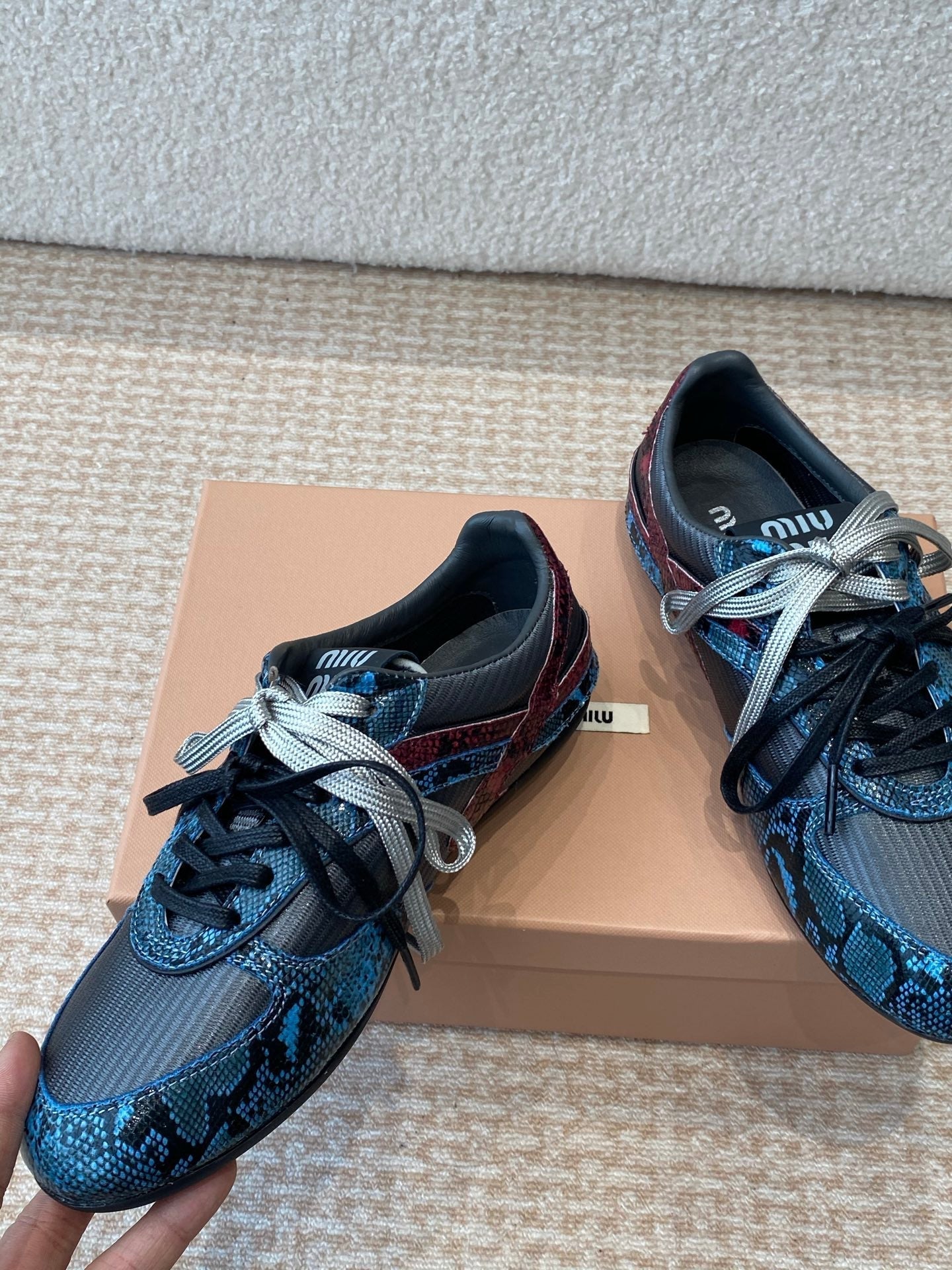 GYMNASIUM SNEAKER IN BLACK FABRIC AND BLUE SNAKE EFFECT CALFSKIN