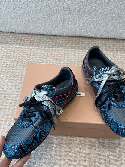 GYMNASIUM SNEAKER IN BLACK FABRIC AND BLUE SNAKE EFFECT CALFSKIN