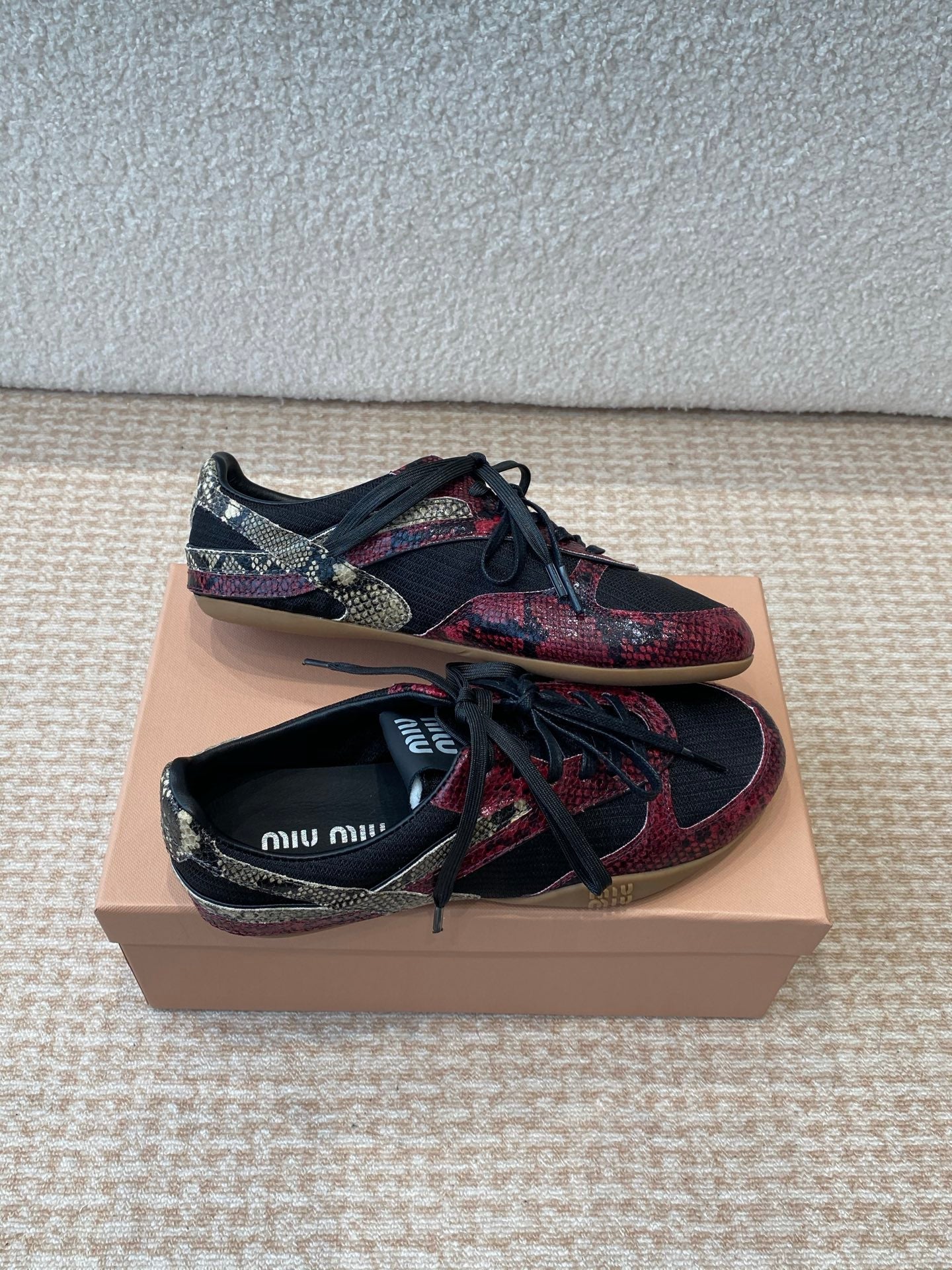 GYMNASIUM SNEAKER IN BLACK FABRIC AND BLACK RED SNAKE EFFECT CALFSKIN