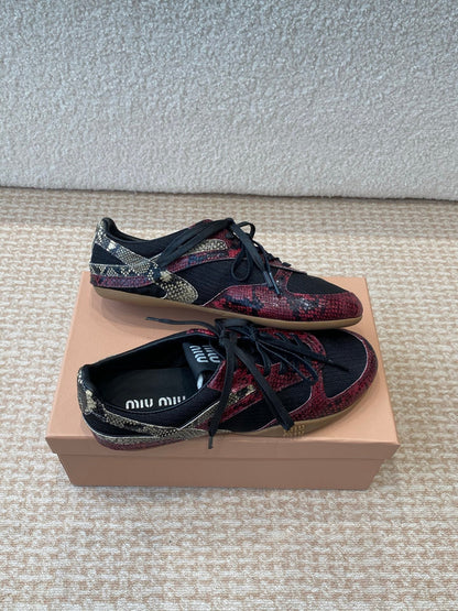 GYMNASIUM SNEAKER IN BLACK FABRIC AND BLACK RED SNAKE EFFECT CALFSKIN