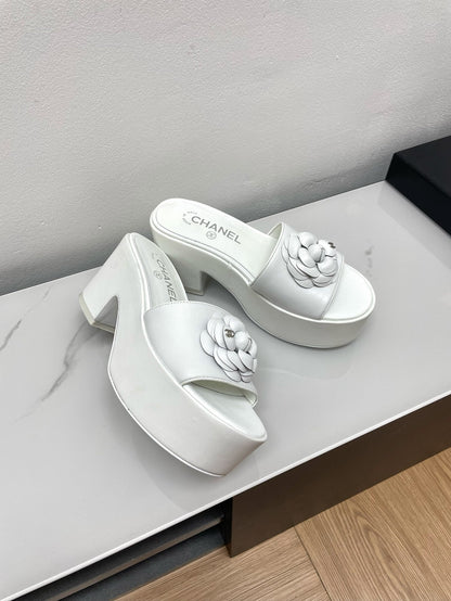 WEDGE PLATFORM WHITE LAMBSKIN WITH FLOWER