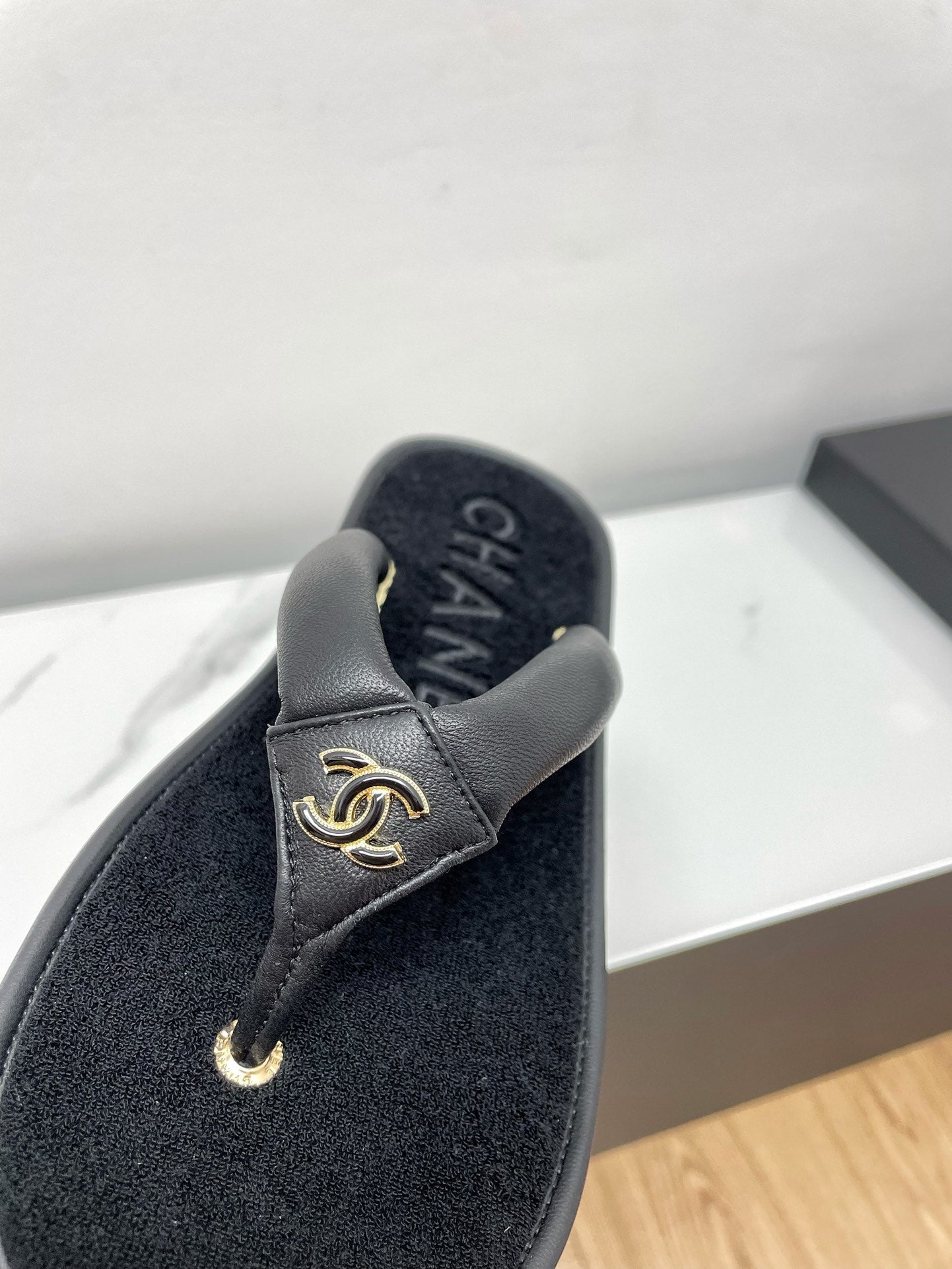 THONG SLIPPERS IN BLACK LAMBSKIN