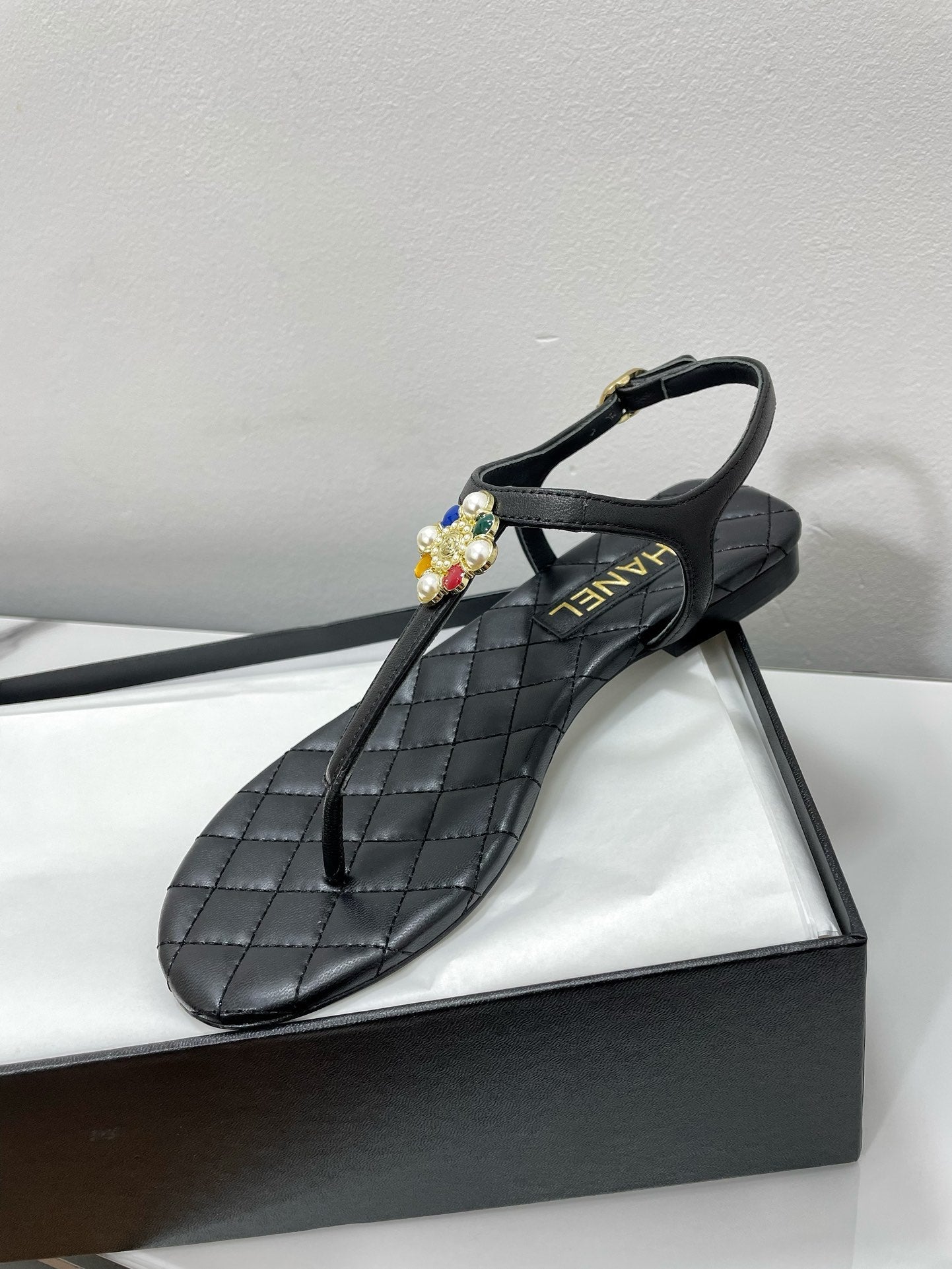 THONG SANDALS WITH COLORFUL PEARL BUCKLE IN BLACK LAMBSKIN