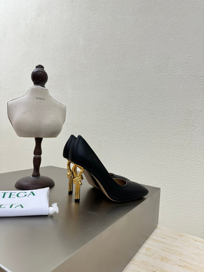 KNOT HIGH PUMP IN BLACK AND GOLD METAL HEEL 9 CM