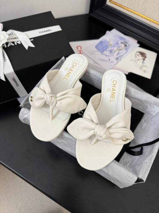 CC 25C Thong Sandal Bow White Lambskin 233563