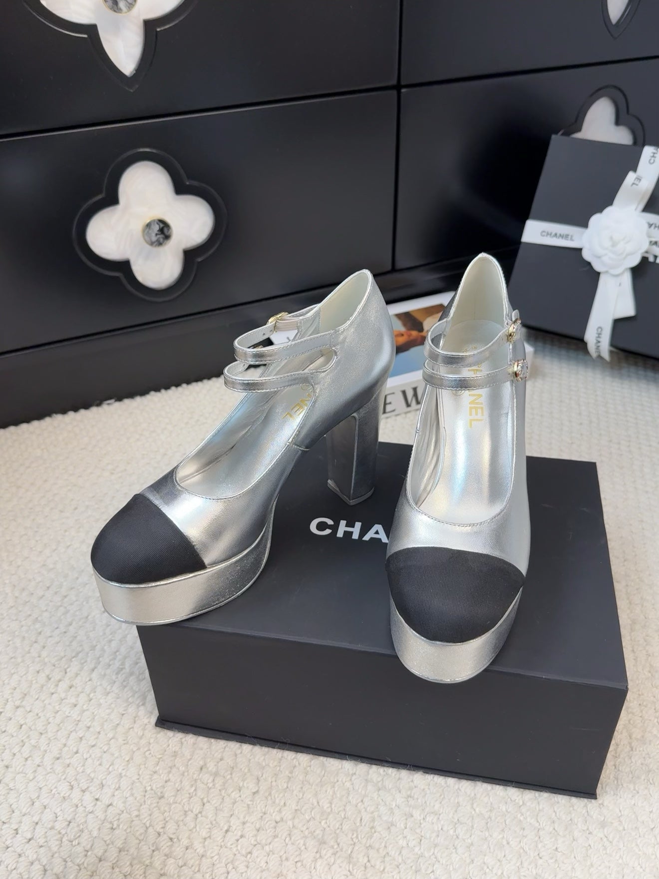 FLATFORM SANDAL IN SILVER CALFSKIN AND BLACK FABRIC