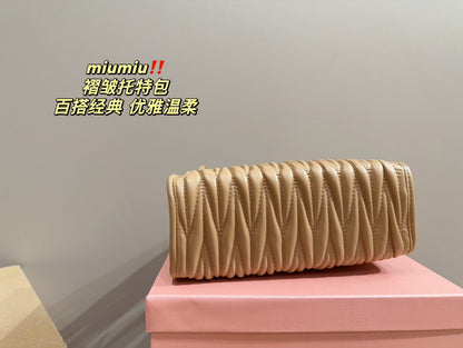 HOBO 24 BAG IN BEIGE CREAM LAMBSKIN