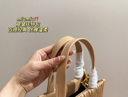 HOBO 24 BAG IN BEIGE CREAM LAMBSKIN