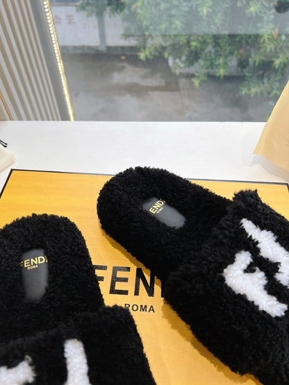 FLAT SLIDE IN BLACK FLEECE WITH WHITE LOGO