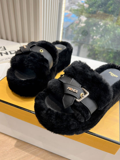 THICK-SOLDED SLIPPER IN BLACK LAMB FUR