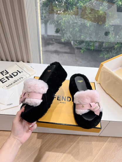 THICK-SOLDED SLIPPER IN BABY PINK MIX BLACK LAMB FUR