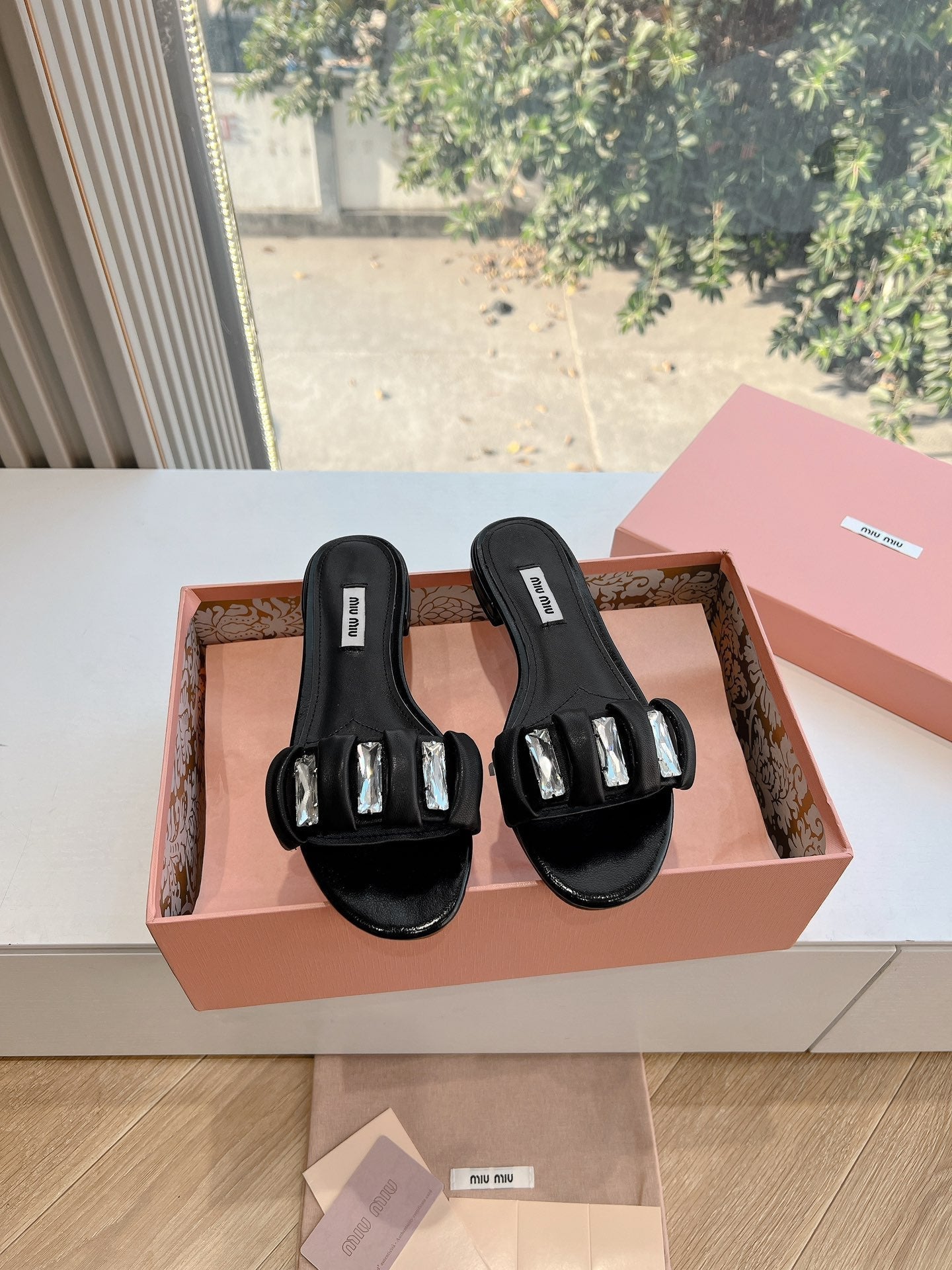SLIDE SANDALS ATTACHED DIAMOND IN BLACK LAMBSKIN