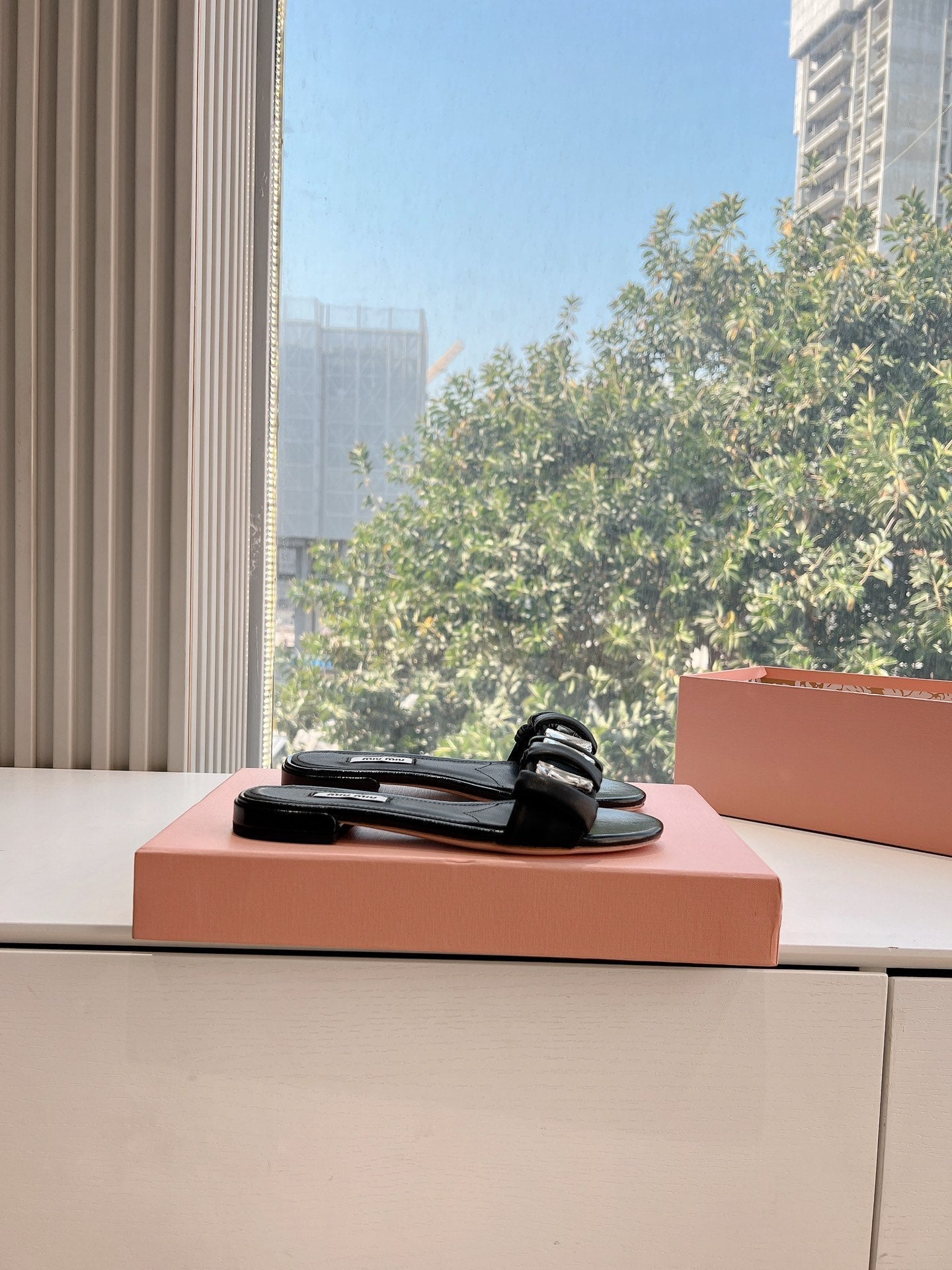 SLIDE SANDALS ATTACHED DIAMOND IN BLACK LAMBSKIN